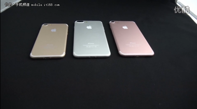 这次亮相的分别是金色版的iPhone7、玫瑰金iPhone7 Plus和银色版的iPhone7 Pro。其中iPhone7和iPhone7 Plus的尺寸差很明显，分别为4.7英寸和5.5英寸，而iPhone7 Pro则是机身背部后置双摄像头，尺寸与iPhone7 Plus保持一致。