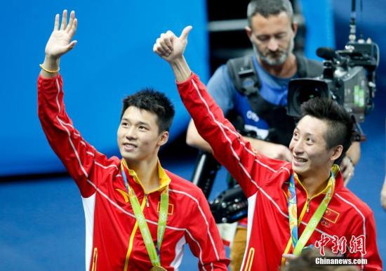 图为龙清泉展示奥运金牌。中新网记者富田摄