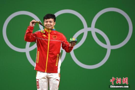 图为龙清泉展示奥运金牌。中新网记者富田摄