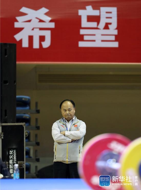 里约奥运会女子举重63公斤级决赛中，中国选手邓薇（中）以262公斤的总成绩夺冠，并打破挺举和总成绩两项世界纪录。j2开奖直播记者程敏摄