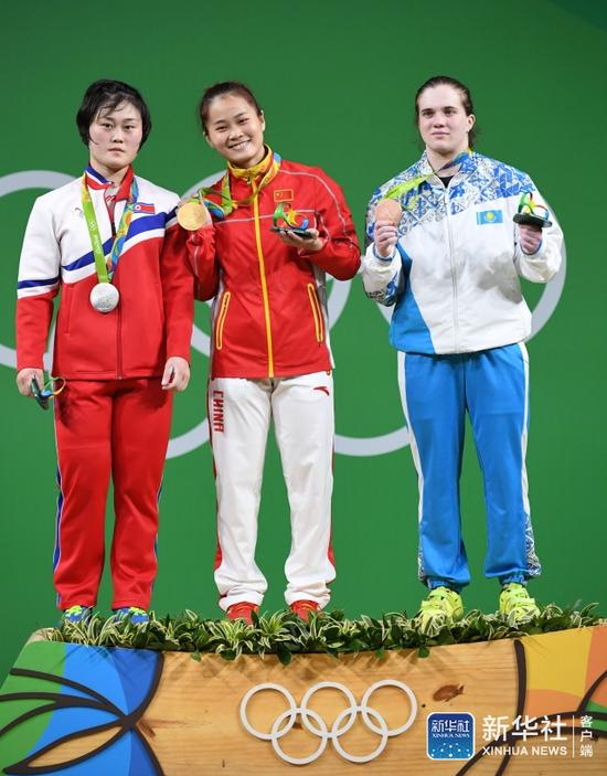 里约奥运会女子举重63公斤级决赛中，中国选手邓薇（中）以262公斤的总成绩夺冠，并打破挺举和总成绩两项世界纪录。j2开奖直播记者程敏摄