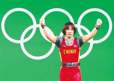 当地时间八月十日，在女子举重六十九公斤级决赛中，中国选手向艳梅以二百六十一公斤的总成绩夺得冠军。图为向艳梅在挺举比赛时庆祝成功。