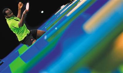 在2014年国际乒联颁奖盛典上，阿鲁纳力压青奥会冠军樊振东和世界第一许昕，荣膺年度最佳。图为里约奥运男单第二轮阿鲁纳在比赛。图/CFP