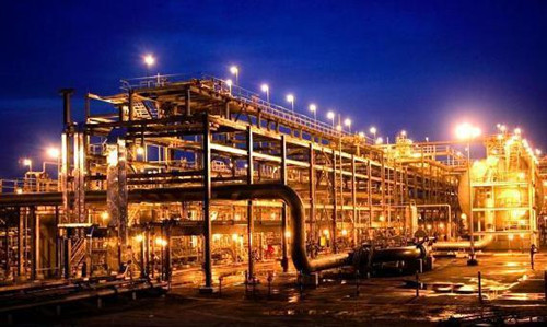 周四（8月11日）晚间，受石油输出国组织（OPEC）可能在9月召开的会议上讨论油价问题的消息与沙特能源部长表示愿意帮助油市恢复平衡的言论影响，国际油价扩大涨幅至逾4%。23:32，布伦特原油报45.765美元/桶，上涨4.45%；WTI美原油报43.305美元/桶，上涨4.44%。