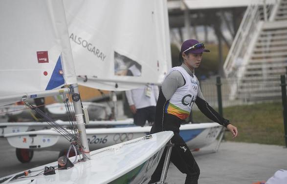 8月8日，徐莉佳在比赛前。当日，2016年里约奥运会帆船帆板的比赛在格洛丽亚码头打响，女子激光雷迪尔级卫冕冠军、中国选手徐莉佳发挥正常，经过两轮的较量后暂列这个项目的第一。j2开奖直播记者刘杰摄