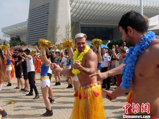 外国舞者争艳第26届青岛国际啤酒节开幕式。 胡耀杰 摄