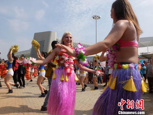 外国舞者争艳第26届青岛国际啤酒节开幕式。 胡耀杰 摄