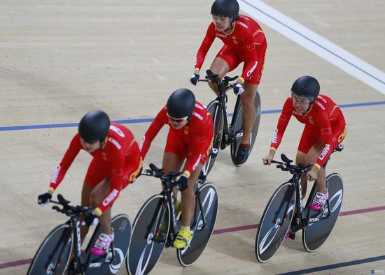 ，中国队在场地自行车女子团体追逐赛资格赛中——j2开奖直播记者任正来摄此前进行的女子团体追逐赛预赛总共九支队伍参赛，排名前八位晋级首轮。比赛一开始就成了破纪录大战，奥运纪录先后被新西兰、澳大利亚和英国队三次打破，英国队还创造了4分13秒260的新世界纪录。