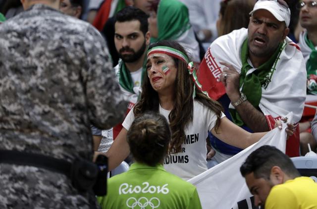 伊朗女球迷呼吁反对性别歧视 遭拒被勒令离场