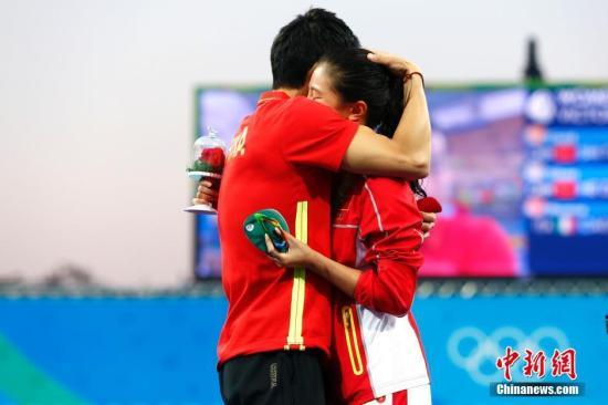 当地时间8月14日，2016里约奥运女子三米跳板决赛，中国选手施廷懋夺得金牌，何姿屈居亚军。中新网记者 富田 摄