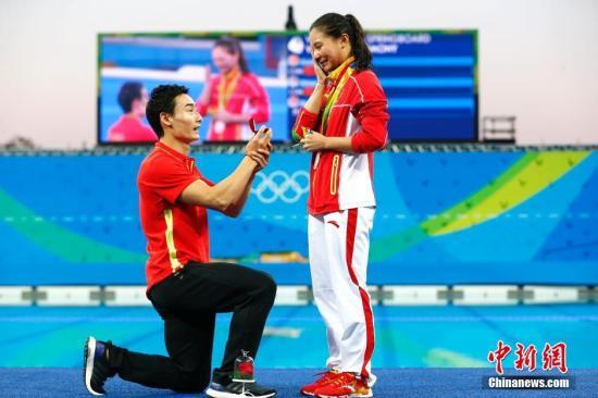 当地时间8月14日，2016里约奥运女子三米跳板决赛，中国选手施廷懋夺得金牌，何姿屈居亚军。中新网记者 富田 摄