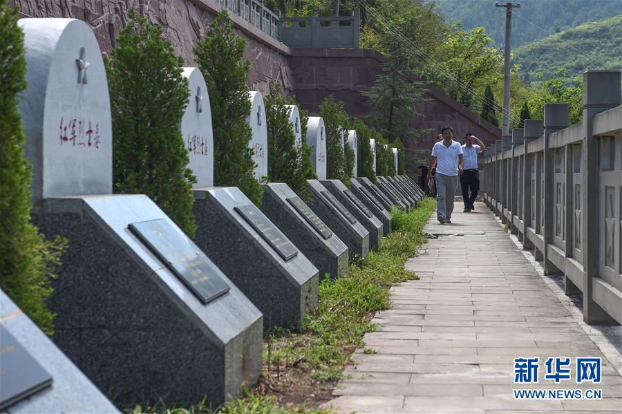 8月15日，参观者在“青杠坡战斗遗址”参观。