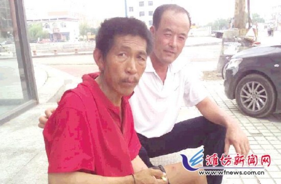 潍坊新闻网8月15日讯 2009年冬天，寿光市羊口镇的王光军在家门前看到一名流浪汉风餐露宿，将其收留在家里。流浪汉因为精神不太好，不知道自己的家在哪里，<a href=