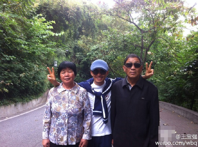 王宝强2013年曾发布自己和父母的合影