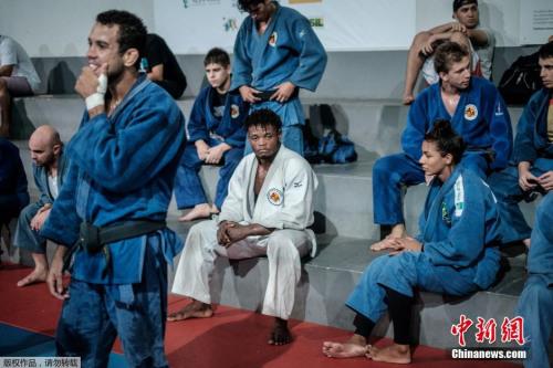 资料图：在里约难民柔道运动员训练中心，米森加和他的队友等待接受训练。