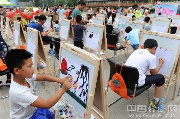 太阳村的孩子们正在认真绘画。
