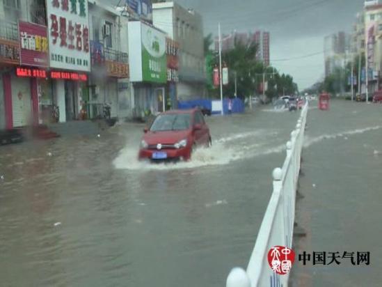 15日，河北廊坊永清县城区因强降雨出现内涝。(拍摄：王涛)