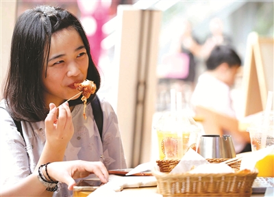 炎热的夏日里，怎能没有饮品的陪伴呢？晋江经济报开展晋江首届城市生活节暨阳光时代广场首届食尚饮品节，<a href=