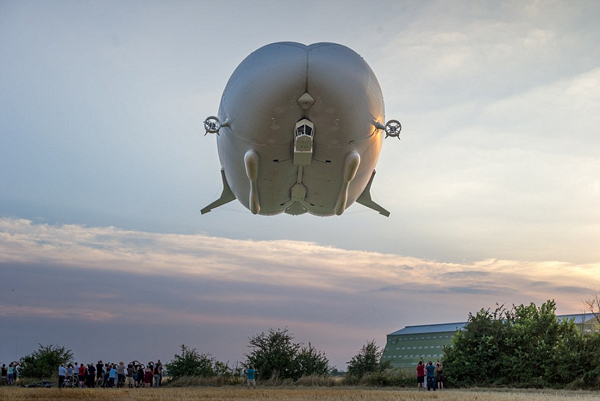 原标题：世界最大飞行器“飞天屁股”在英国首飞成功