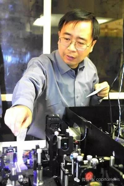 与人们印象中“须发斑白”的首席科学家不同，潘建伟是个年轻的70后。在他46年的人生中，量子占据了近乎2/3的时光。