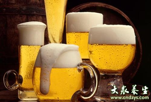 首先让我们来分析一下啤酒的营养成分，啤酒(均值)中含有糖类3.7g/100ml，蛋白质0.4g，另外还有酒精大约4g/100ml，<a href=