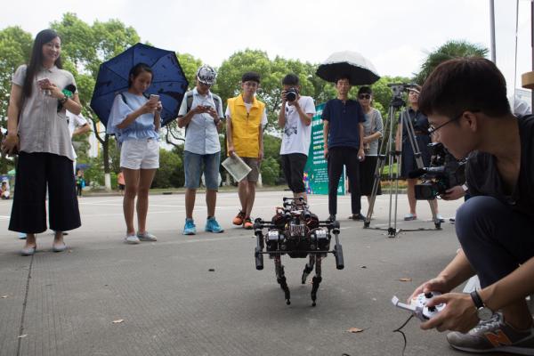 8月19日，上海大学宝山校区，家长带着行李和学生前往宿舍楼。 文内图均来自澎湃新闻记者 朱伟辉