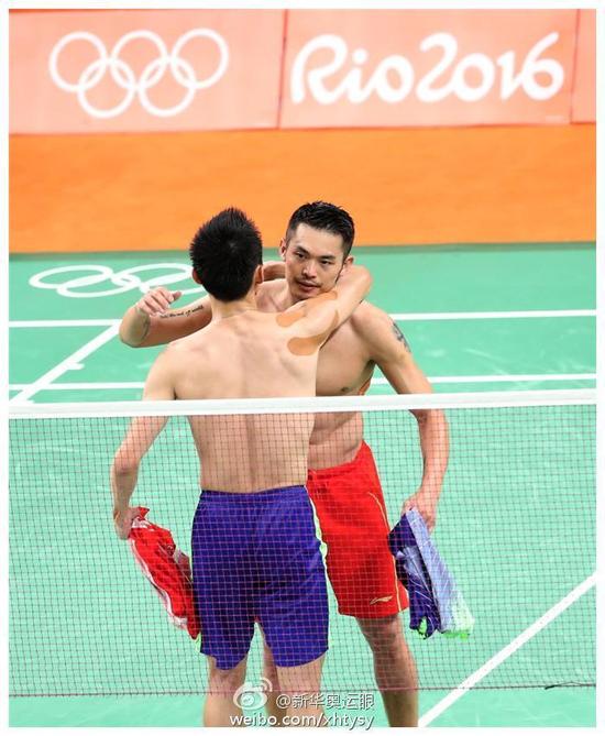 《林丹、李宗伟赛后互换球》8月19日，林丹（右）和李宗伟在比赛后互换球衣并拥抱致意。当日，在2016年里约奥运会羽毛球男子单打半决赛中，中国选手林丹以1比2不敌马来西亚选手李宗伟，<a href=