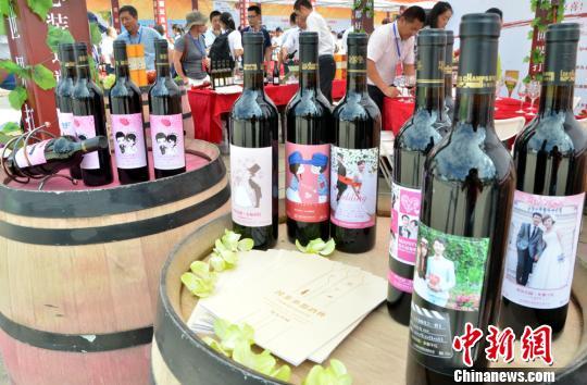 图为2016新疆首届丝绸之路葡萄酒节在新疆巴州举行现场。 孙亭文 摄