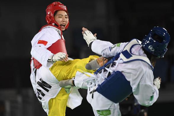 8月20日，中国选手郑姝音获胜后身披国旗庆祝。当日，在2016年里约奥运会跆拳道女子67公斤以上级决赛中，中国选手郑姝音战胜墨西哥选手埃斯皮诺萨，获得金牌。 j2开奖直播记者王毓国摄