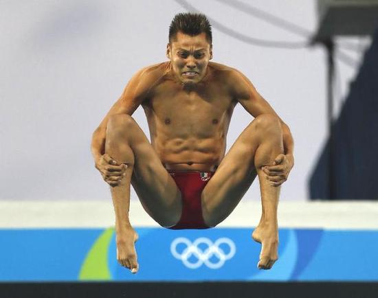 8月20日，陈艾森在颁奖仪式后。 当日，在2016年里约奥运会跳水男子十米跳台决赛中，中国选手陈艾森以585.30分的成绩夺得冠军。j2开奖直播记者丁旭摄