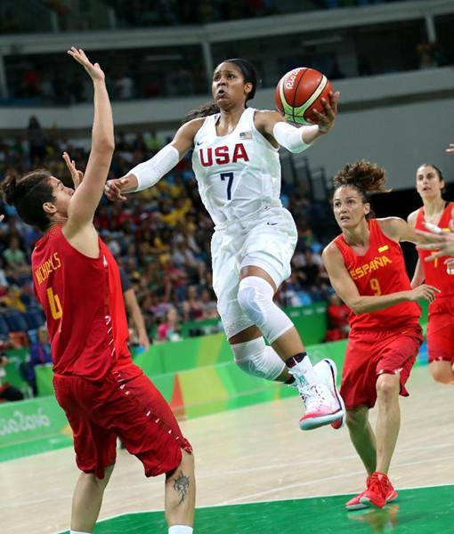 8月20日，美国队球员穆尔（左二）在比赛中投篮。当日，在2016年里约奥运会女篮决赛中，美国队以101比72战胜西班牙队，<a href=