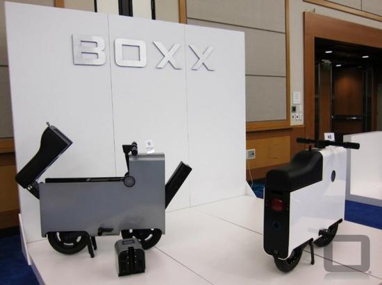 BOXX电动车配备三相无刷电机，最大扭矩111Nm,同时配有ABS防抱死制动系统及LED圆灯。此外，它还有不同的颜色可选择。