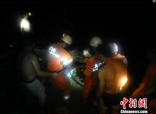 8月21日晚20时10分许，江西省修水县义宁镇姜家渡老桥一段突然垮塌，造成正在桥上行驶的一辆摩托车和一辆小面包车坠入河中。 叶贵 摄
