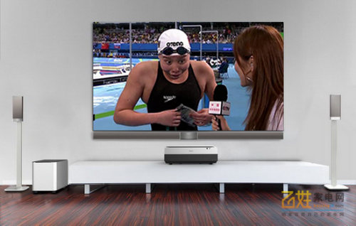 在里约奥运会游泳女子100米仰泳半决赛中，中国选手傅园慧在接受记者采访时，一连串夸张的表情瞬间吸引了广大网友。虽然表情变化很快，稍纵即逝，但海信4K电视仍然借助其出色的画面表现能力，为观众记录下了这“洪荒少女”的幽默表情。