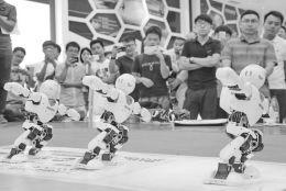 8月23日，高校大学生制作的机器人在京津冀大学生创新创业活动上参加机器人技术竞赛。