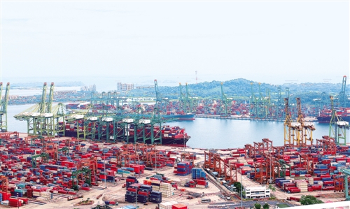 运作中的新加坡港，是世界最大的集装箱港口之一。本报驻新加坡记者 刘 威摄