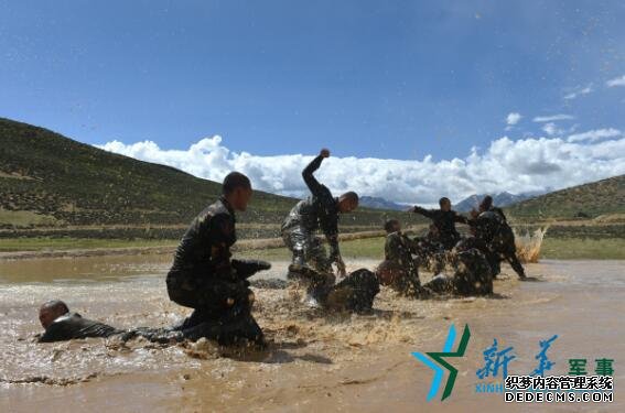 西藏军区某特种作战团高海拔锤炼官兵遂行任务能力
