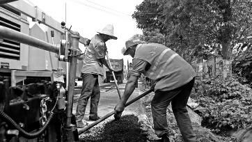 当你走在平整的道路上时，是否会想到这样一种人——道路养护工。他们没有舒适的工作环境，<a href=