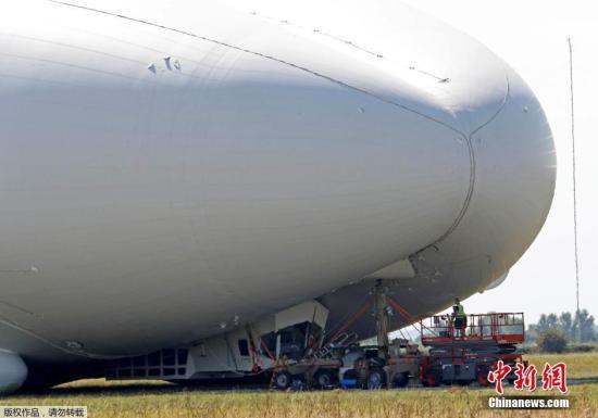 全球最大飞行器在英国贝德福德郡进行第二次试飞时坠机。图片来源：美联社