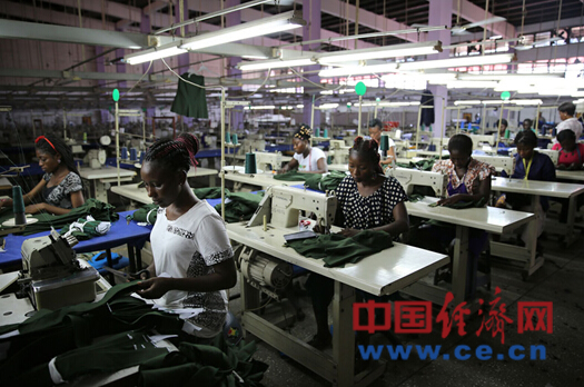 青年工人正在加纳的服装厂工作。照片由世界银行提供