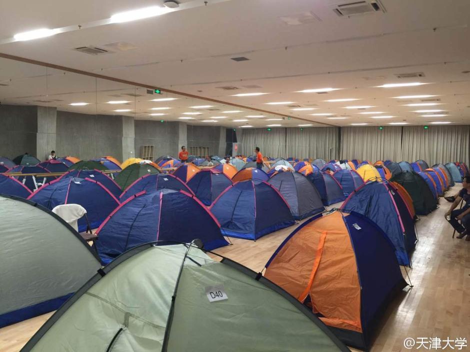 近日，天津大学迎来开学季，在学校体育馆里，校方为送新生上学的家长们提供了爱心帐篷。据了解，这已经是天大连续第四年为新生家长提供帐篷。除了帐篷外，体育馆里还有空调，<a href=