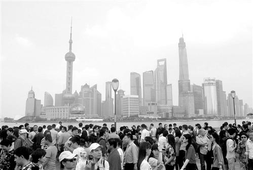 游客在上海外滩游览。 （资料图片）