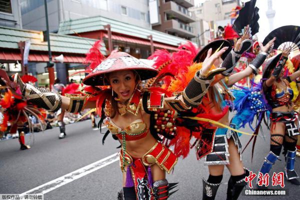 当地时间2016年8月27日，日本东京，一年一度的“浅草桑巴舞节”在日本东京举行，演员盛装在桑巴舞节上尽情表演，吸引众多观众沿街观赏。