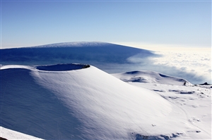 “笑脸”火山和美国冒险家艾莉森·蒂尔在喷发的基拉韦厄火山前冲浪的惊险场景让夏威夷大岛备受关注。这个神奇的地方无疑是探险者的乐园。基拉韦厄火山是世界上最活跃的活火山之一，喷发的熔岩流入太平洋之中，瞬间蒸汽腾腾，<a href=