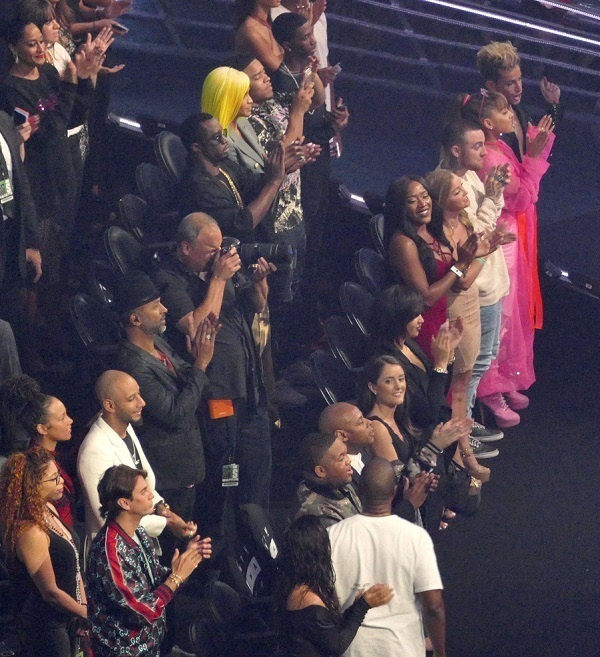 本港台直播:碧昂斯横扫MTV大奖，蕾哈娜雷人造型博眼球