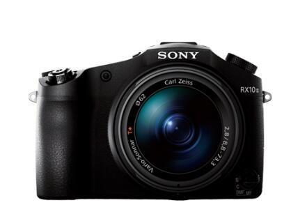 索尼黑卡RX10M3相机尽管是一台一英寸底机型，但从规格上看，其追求的显然并不是便携小巧，<a href=