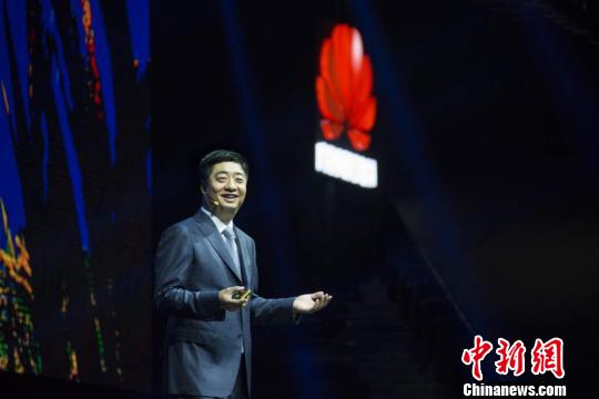 华为轮值CEO胡厚崑8月31日在上海举行的华为全联接大会（HUAWEI CONNECT 2016）上发表主题演讲。 钟欣 摄