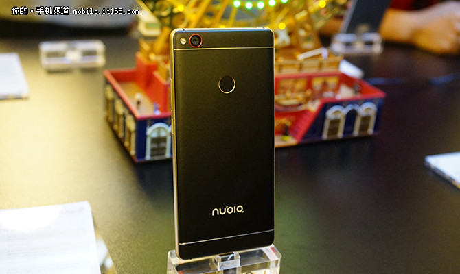 对于nubia Z11来说，相信国内的消费者已经非常了解了，它最大的卖点在于保证机身厚度和重量合理的同时，采用了无边框设计，正面看上去视觉观感极强。背部采用三段式设计，上下两端为了保证信号溢出为聚碳酸酯材质，中间为航空铝材后壳，由于整体材质不同，导致喷涂上色后难免会产生色差，颜值方面相比正面略拖后腿。