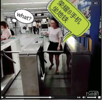 网名为“我喜欢跳投收尾”同样以秒拍视频拍摄的方式，记录了体验Huawei Pay刷卡消费、刷卡乘坐上海公交地铁，和刷卡取款的全过程。