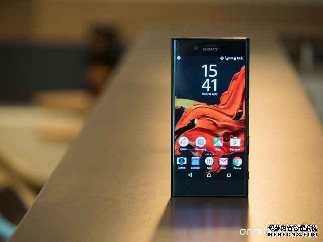 在去年IFA发布Xperia Z5系列、今年MWC发布Xperia X系列之后，索尼又在刚刚的IFA展会上推出了此前曝光的新机Xpeiria XZ；相比前几代Z系列来说崭新的设计（当然，这已经叫做X了），看来前者也是的确已经被代替。这款新机采用5.2英寸屏幕，<a href=